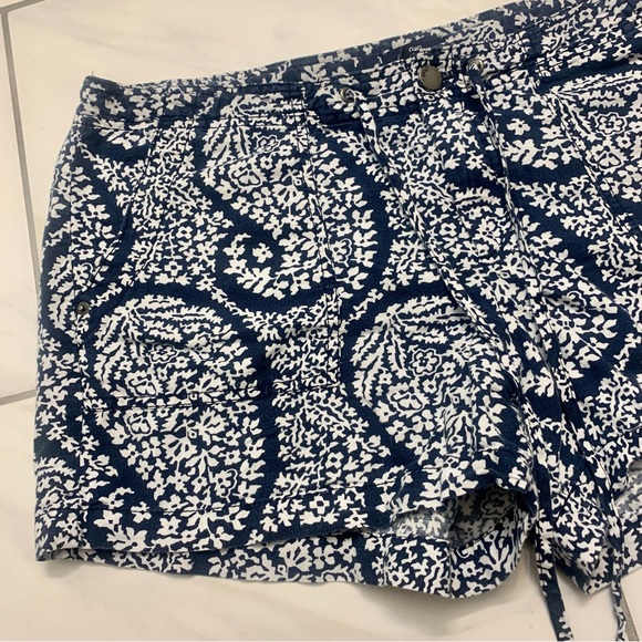 • [GAP] Blue & White Floral Shorts • - Picture 3 of 10